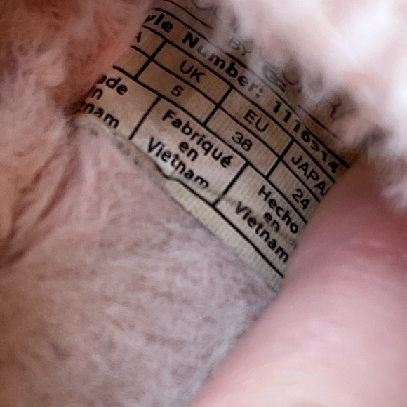 Koolaburra Fuzz’n Light Pink - Picture 3 of 3